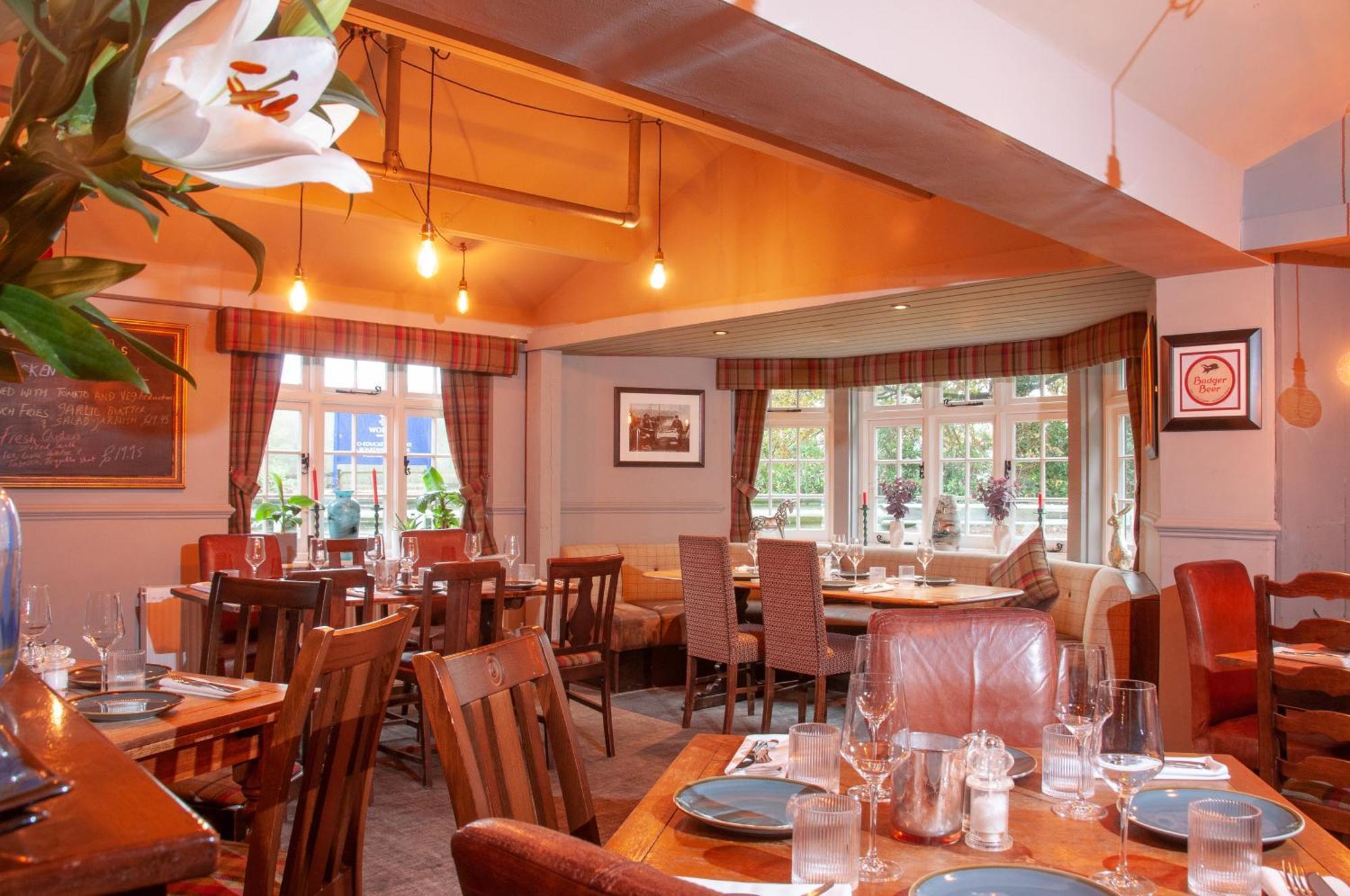 The Cowdray Arms Worth (West Sussex) Exterior foto