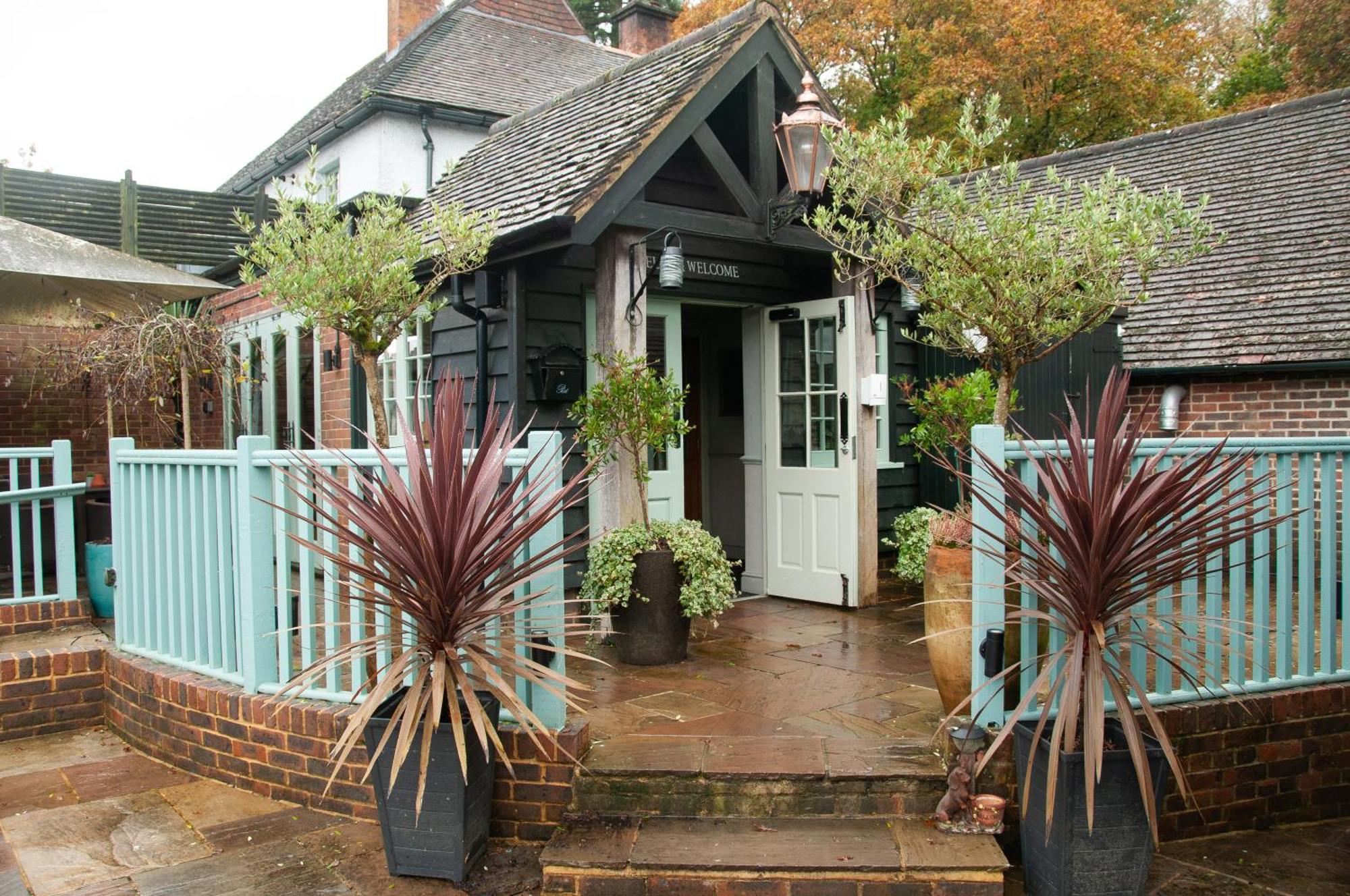The Cowdray Arms Worth (West Sussex) Exterior foto